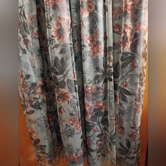 Woman's long dress - Picture 4 of 16